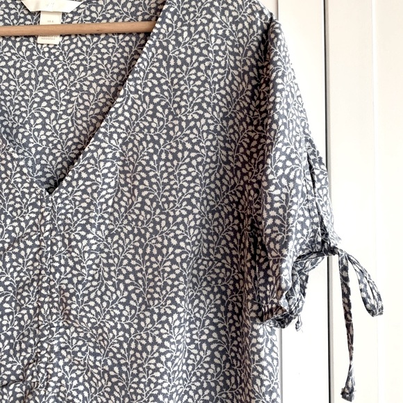 H&M Floral Print Short Sleeved Blouse - Picture 2 of 7